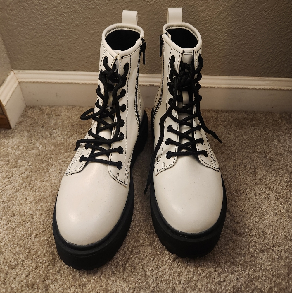 "A New Day" brand white boots size 6 - Picture 2 of 3